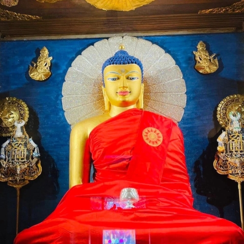 ÁO CÀ SA ĐẮP TRÊN TƯỢNG PHẬT TẠI BỒ ĐỀ ĐẠO TRÀNG