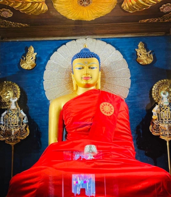 ÁO CÀ SA ĐẮP TRÊN TƯỢNG PHẬT TẠI BỒ ĐỀ ĐẠO TRÀNG
